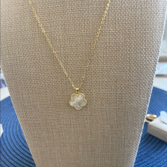 saharia Jewelry - Elegant Gold Flower Pendant Necklace